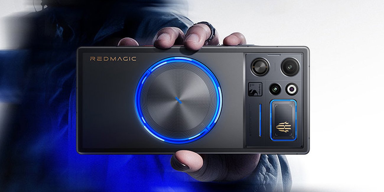 RedMagic 12 Pro+ v ruce s podsvíceným okruhem kapalinového chlazení