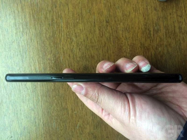 Samsung Galaxy S8 - pohled z boku