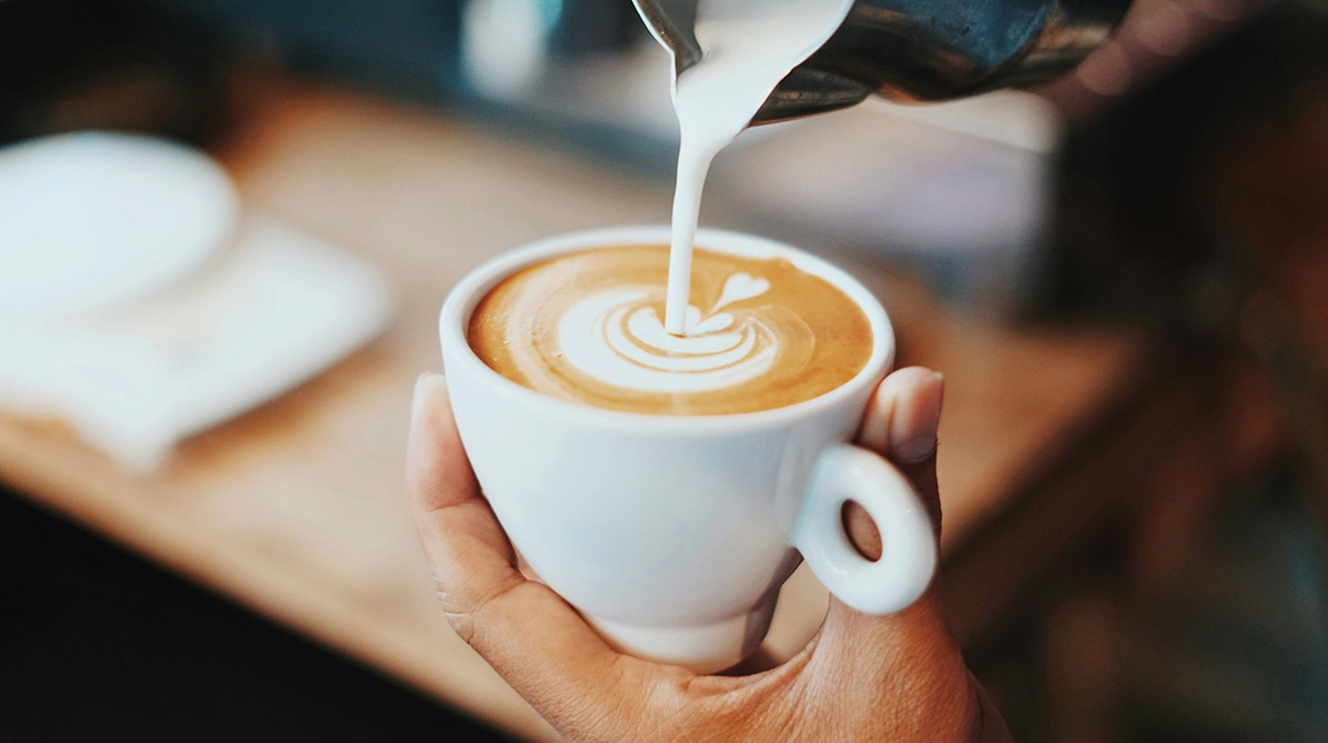 Wie man Milch für Kaffee aufschäumt