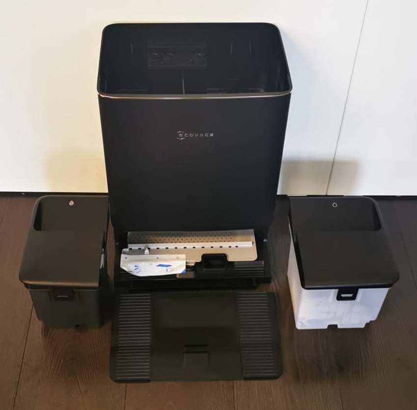 Černý robotický vysavač ECOVACS DEEBOT T90S PRO OMNI s automatickou čisticí stanicí