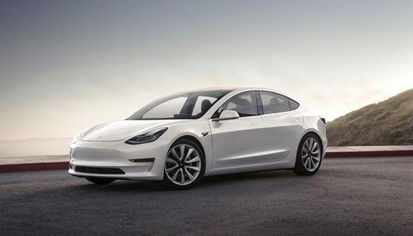 Tesla Model 3; přední a zadní pohle