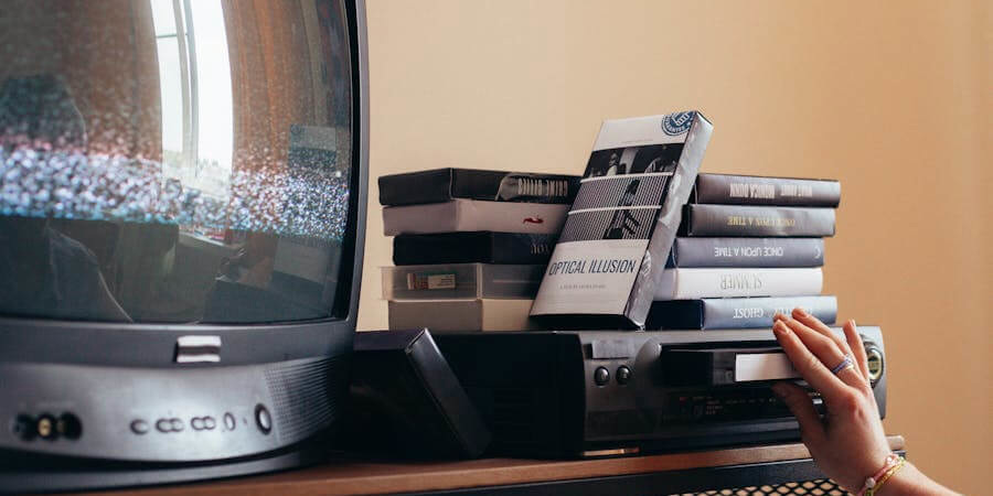 CRT televize, film, VHS přehrávač, VHS kazeta, dálkový ovladač