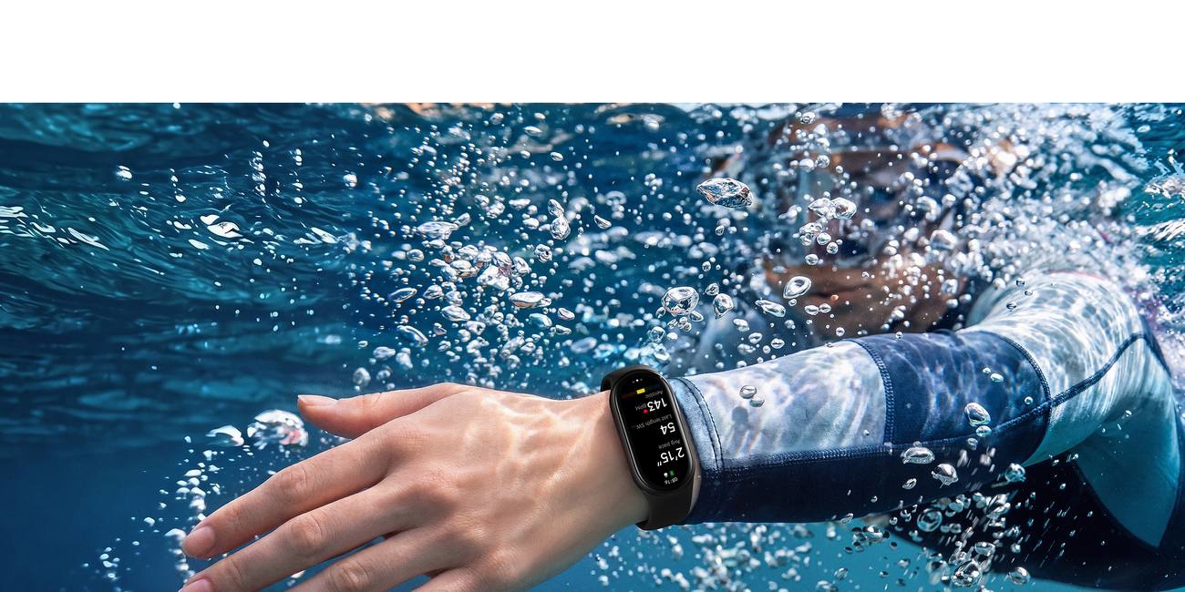 Úszó a Xiaomi Smart Band 11 karkötővel a csuklóján víz alatt