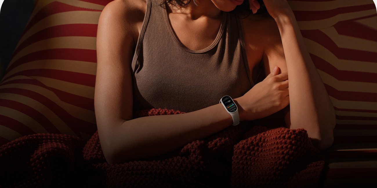 Nő pihen a Xiaomi Smart Band 11 karkötővel a csuklóján