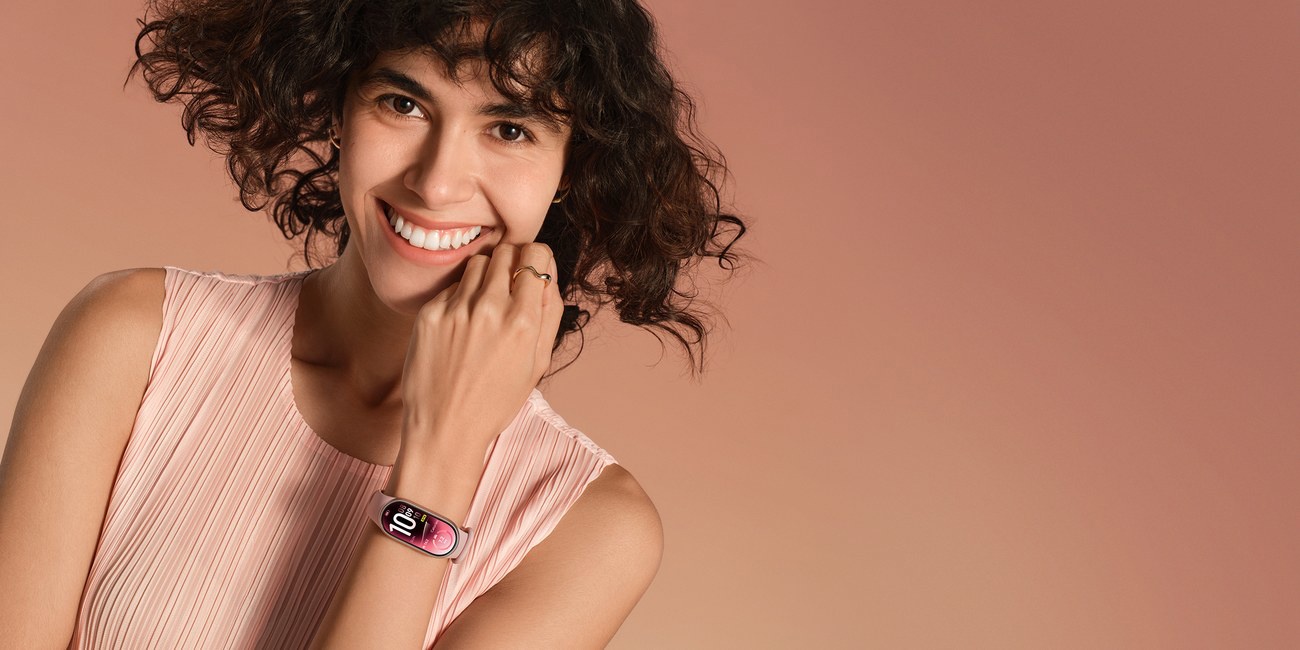 Mosolygó nő rózsaszín Xiaomi Smart Band 11 karpánttal