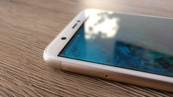 Huawei P smart fotka – detail na slot na SIM karty
