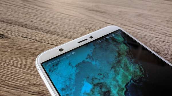 Huawei P smart fotka – detail na nalepenú foliu