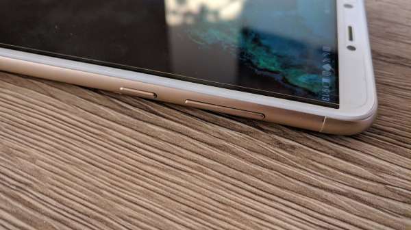 Huawei P smart fotka – detail na bočné tlačidlá
