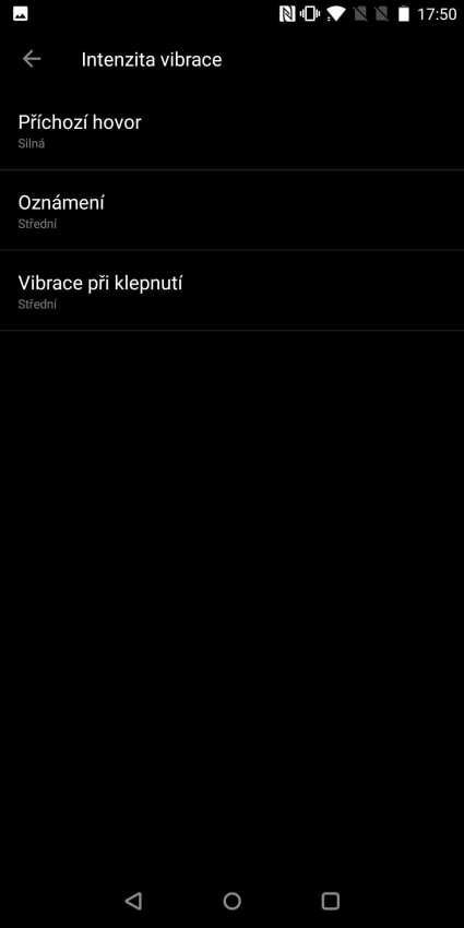 Srovnání IPS a OLED displeje s černou barvou.