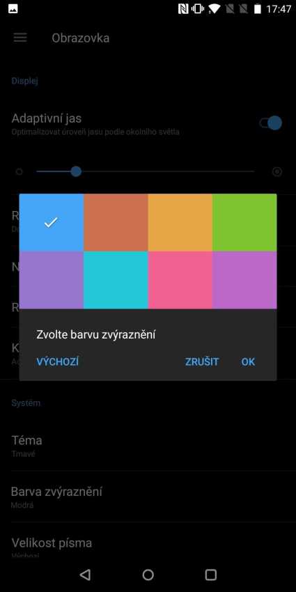 Srovnání IPS a OLED displeje s černou barvou.
