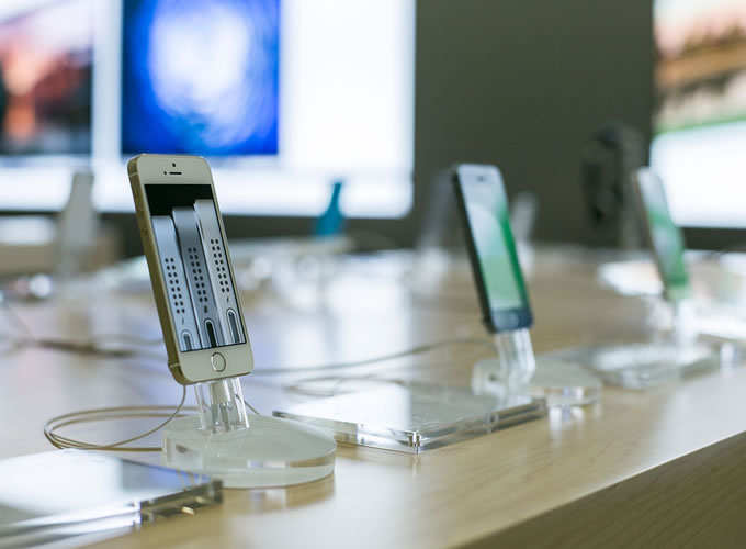 Alza.cz otevírá svůj první Apple Shop v Praze