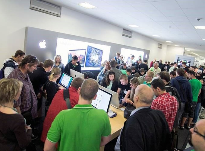 Alza.cz otevírá svůj první Apple Shop v Praze