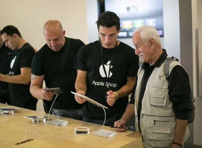 Alza.cz otevírá svůj první Apple Shop v Praze