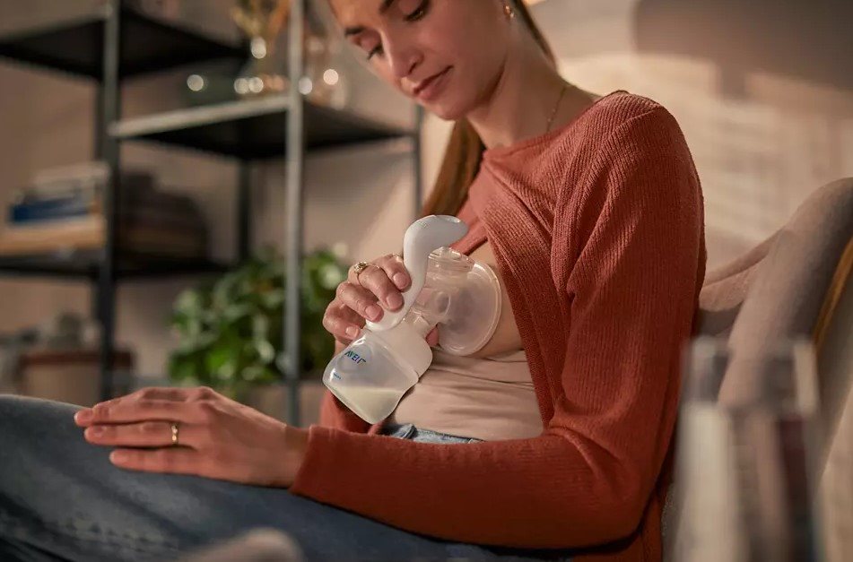 Philips AVENT manual breast pump with storage container