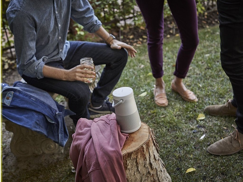 Bluetooth reproduktor BOSE SoundLink Revolve+ grey na zahradní oslavě