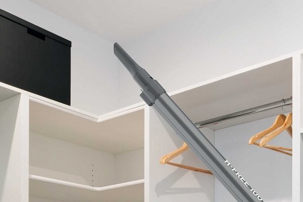 Tyčový batériový vysávač Hoover HF122RH 011