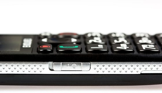 Tlačítko uzamčení klávesnice po straně telefonu Mobilní telefon EVOLVEO EasyPhone v černém provedení - uzamčení klávesnice