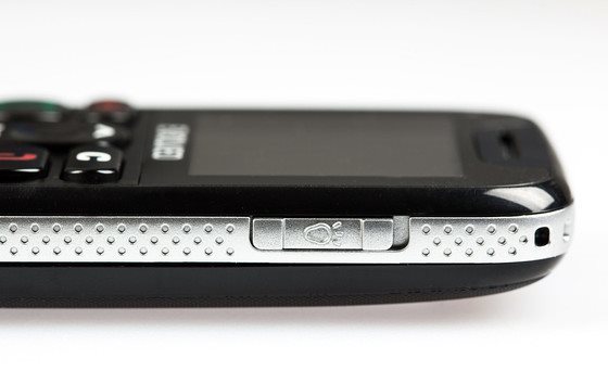 Zapínání svítilny po straně telefonu Mobilní telefon EVOLVEO EasyPhone v černém provedení - svítilna