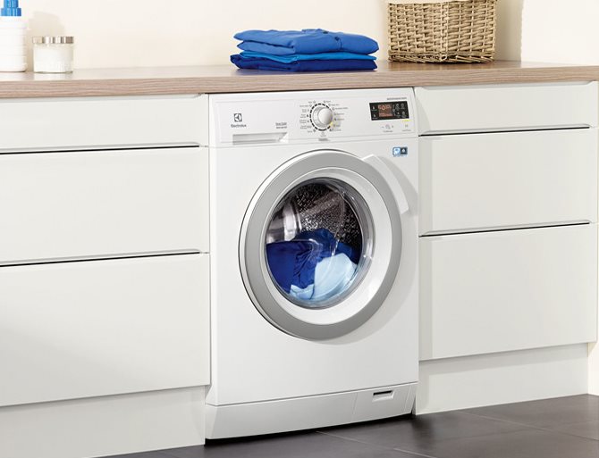 ELECTROLUX EWW1696SWD Perfektně vypraná a vysušená bielizeň