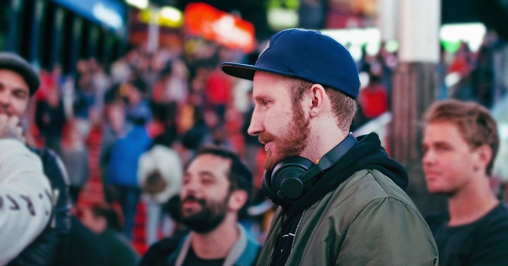 When the music gets tired, put the headphones around your neck Komfortní sluchátka Fnatic Gear Duel