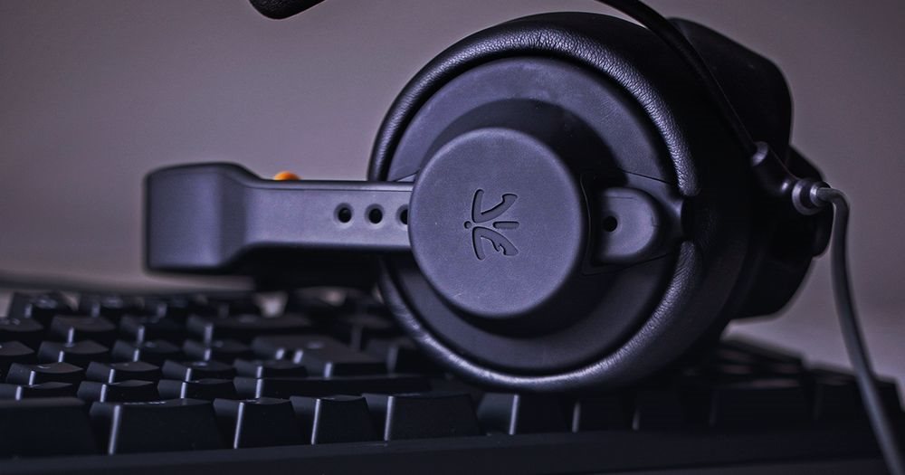 The headphones include a microphone for pure game communication Fnatic sluchátka s mikrofonem
