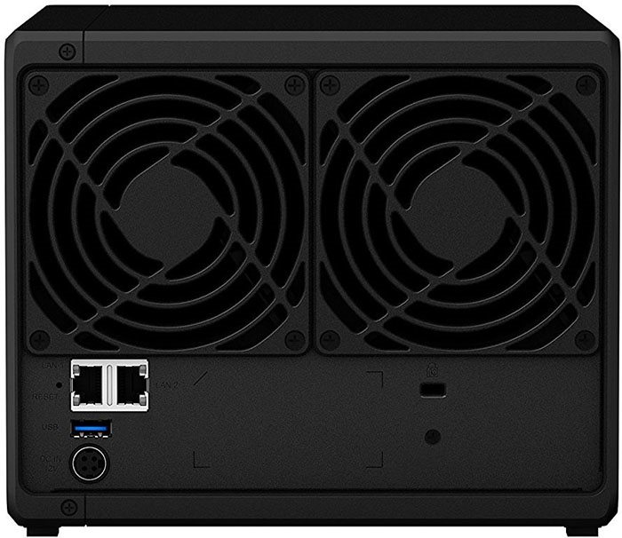 Zadní strana Synology DS418play
