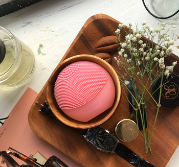 FOREO LUNA play plus čisticí kartáček na pleť perleťově růžový