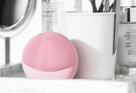 FOREO LUNA play plus čisticí kartáček na pleť perleťově růžový