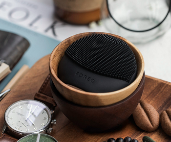 FOREO LUNA play plus čisticí kartáček na pleť černý