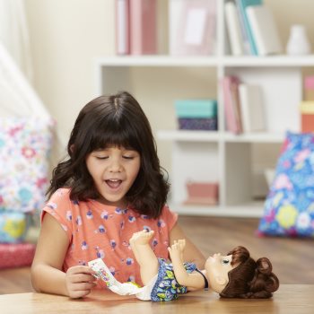 Baby Alive Tmavovlasá panenka s mixérem Baby Alive Tmavovlasá panenka s mixérem