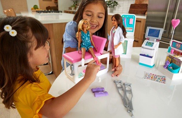 Barbie Fast Cast Clinic Playset