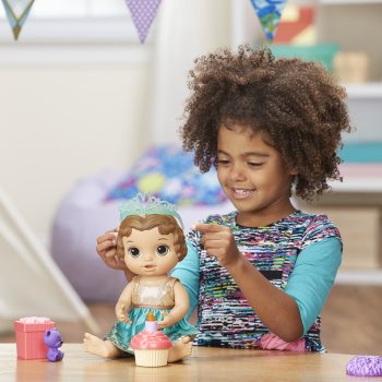 Baby Alive Narozeninová tmavovlasá panenka Baby Alive Narozeninová tmavovlasá panenka
