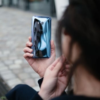 Tělo telefonu se podmanivě leskne