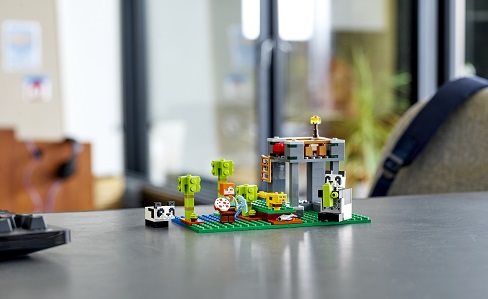 LEGO Minecraft Pandí školka