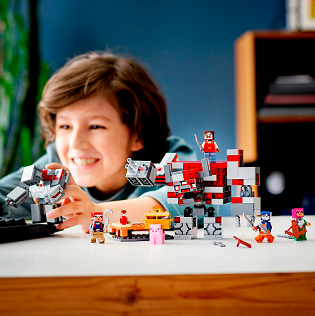 LEGO Minecraft 21163 The Redstone Battle