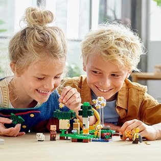 LEGO Minecraft 21165 Bee Farm 
