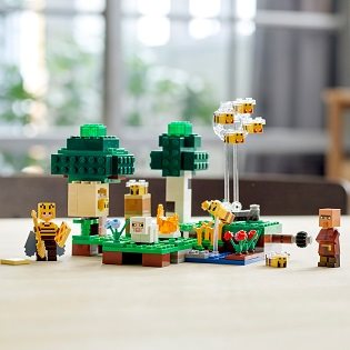LEGO Minecraft 21165 Bee Farm 