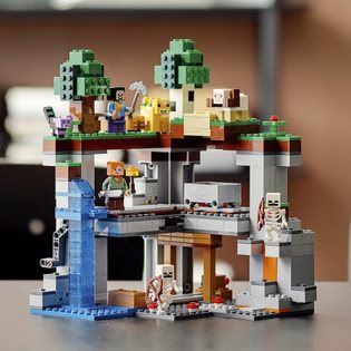 LEGO Minecraft 21169 The first adventure