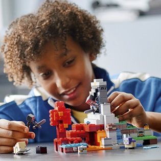 LEGO Minecraft 21172 The Ruined Portal LEGO Minecraft 21172 The Ruined Portal