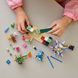 LEGO Minecraft 21180 Battle with the Guardians 