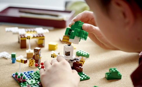 LEGO Minecraft 21241 Bienenhaus