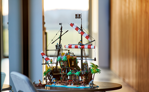 LEGO Ideas 21322 Pirates of Barracuda Bay LEGO Ideas 21322 Pirate Bay from the Barracuda