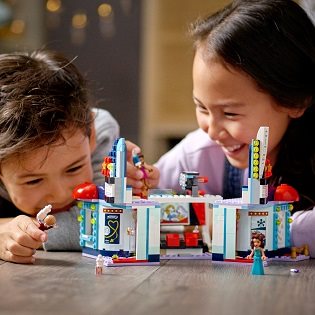 LEGO Friends 41448 Cinema in the town of Heartlake 