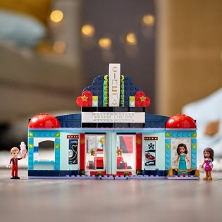 LEGO Friends 41448 Cinema in the town of Heartlake 