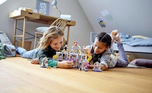 LEGO Friends 41450 Shopping center in the town of Heartlake