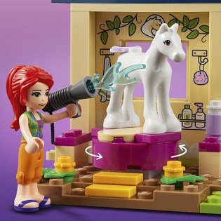 LEGO Freunde 41696 Reinigung des Ponys im Stall 