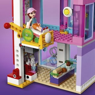 LEGO Friends 41704 Building on the main street LEGO Friends 41704 Building on the main street