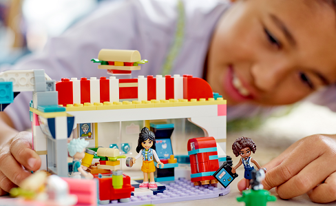 LEGO® Friends 41728 Bistro in downtown Heartlake