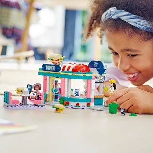 LEGO® Friends 41728 Bistro in downtown Heartlake