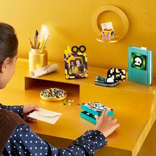 LEGO® DOTS 41811 Desk Accessories - Hogwarts